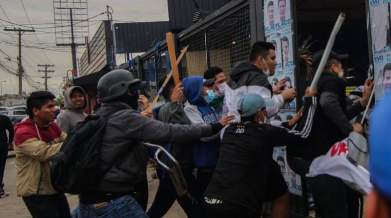 [BOLIVIA] Derecha cruceña agrede a militancia del partido de Evo Morales