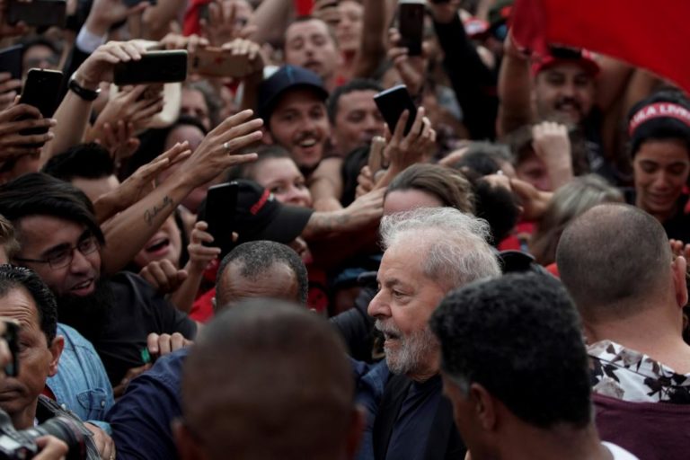 [BRASIL] Ex presidente brasileño Lula da Silva deja la cárcel después de 580 días de prisión.