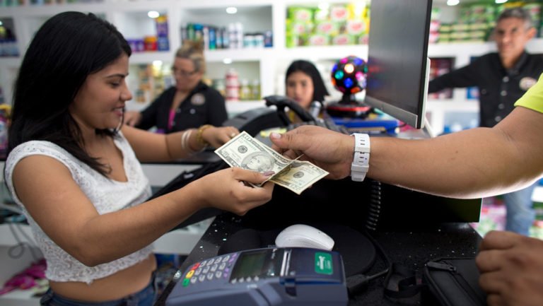 [OPINIÓN] ¿El fenómeno de la dolarización llegó para quedarse en Venezuela?