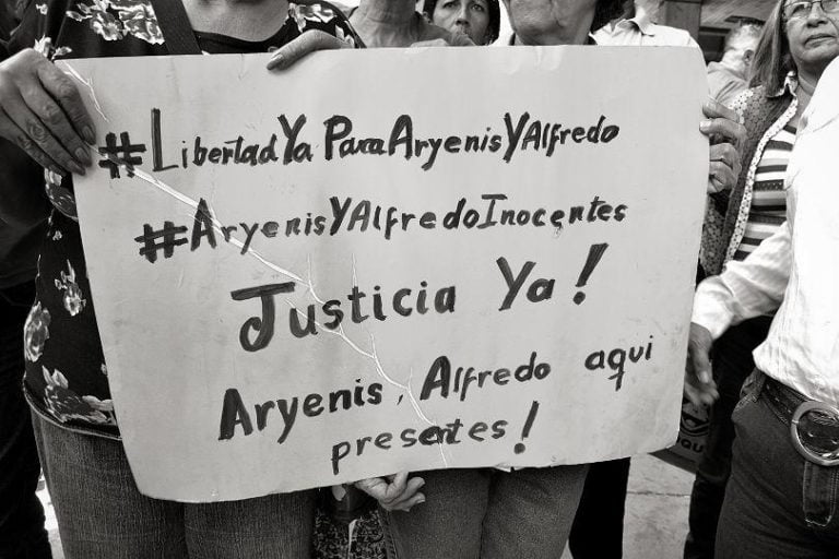 [DENUNCIA] Como “Falso Positivo” denuncian la detención y acusaciones contra Alfredo Chirinos y Aryenis Torrealba